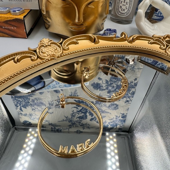 🆕 MARC JACOBS 🧿 NWOT Gold 'The Monogram Hoop' Oversize Earrings - Picture 6 of 15
